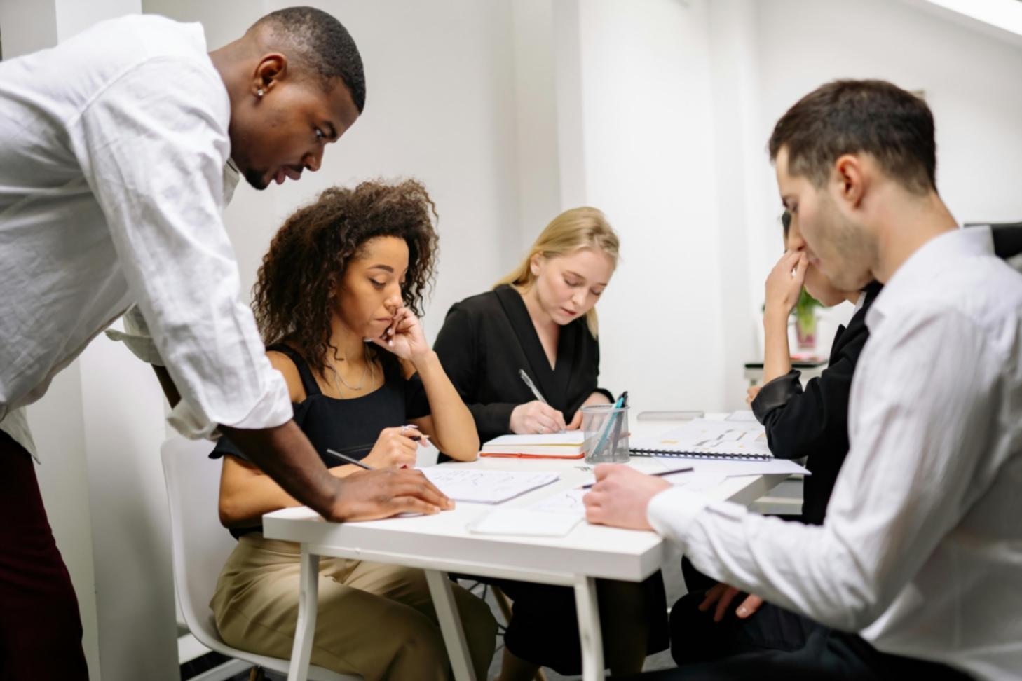 Professionelle Beratungssituation mit Partnern am runden Tisch